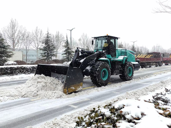 除雪保暢，山推鐵肩道義勇擔重任！