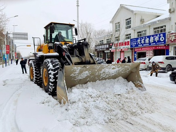 除雪保暢，山推鐵肩道義勇擔重任！